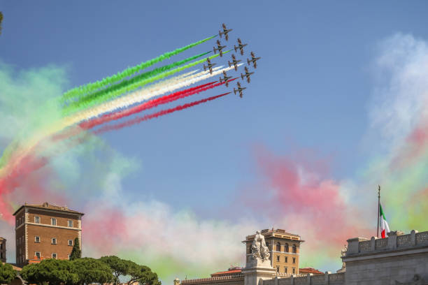 la pattuglia acrobatica italiana delle frecce tricolori attraversa i cieli di roma - flying air vehicle performance airshow foto e immagini stock