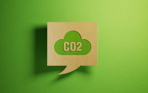 carbon emission icon na czacie bubble, który jest wykonany z makulatury na zielonym tle - environmental conservation recycling thinking global warming zdjęcia i obrazy z banku zdjęć