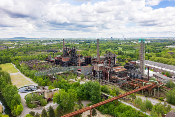 landschafts-und industriepark duisburg nord von oben, deutschland - factory green industry landscape stock-fotos und bilder