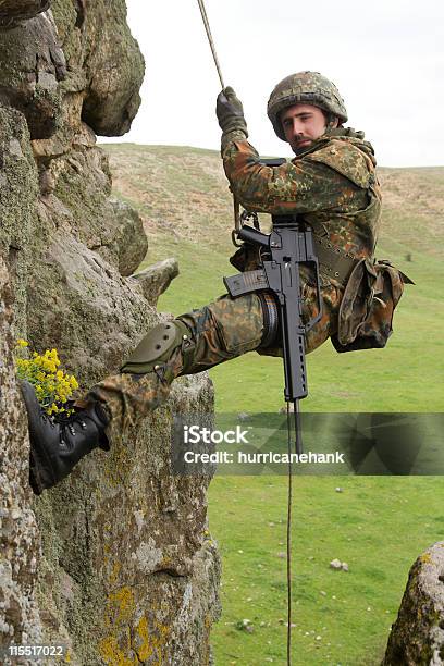 Armadas Alpinist Militar De Montaje En Cable Foto de stock y más banco de imágenes de Acantilado - Acantilado, Adulto, Aire libre