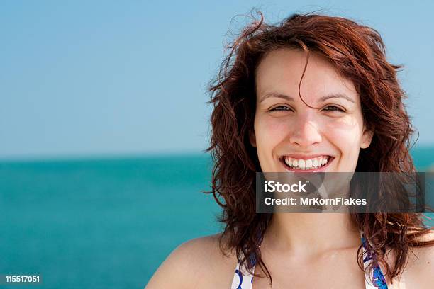 Donna Sorridente Sulla Spiaggia - Fotografie stock e altre immagini di 25-29 anni - 25-29 anni, Adulto, Allegro