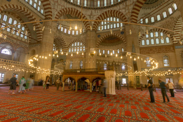 histórico antiguo candelabro de cúpula de la mezquita de selimiye en el pavo de edirne - architect sinan fotografías e imágenes de stock