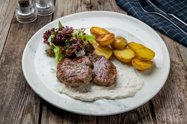 medalhões de carne bovina - veal medallion beef gourmet - fotografias e filmes do acervo