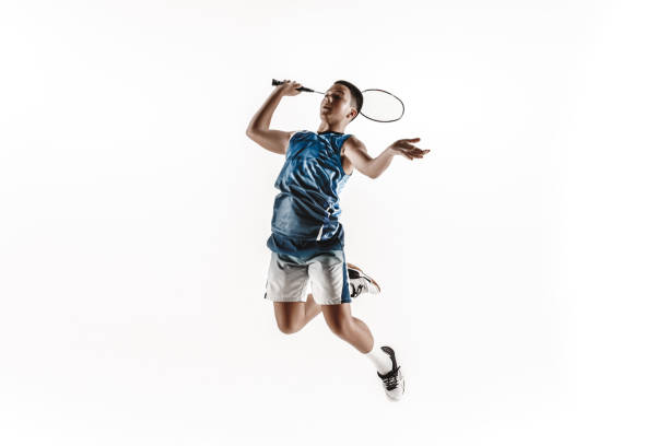 pequeño niño jugando bádminton aislado sobre fondo de estudio blanco - bádminton deporte fotografías e imágenes de stock