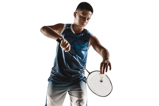 白いスタジオの背景に孤立してバドミントンをプレイしている小さな男の子 - badminton racket isolated white ストックフォトと画像