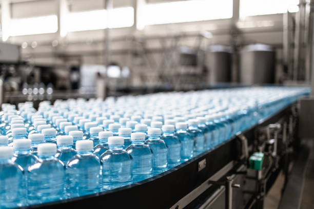 фабрика по розливу воды - water bottle plastic bottle bottling plant стоковые фото и изображения