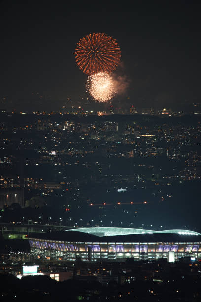 chofu fireworks display visible from yokohama landmark tower - landmark tower tokyo prefecture japan asia imagens e fotografias de stock