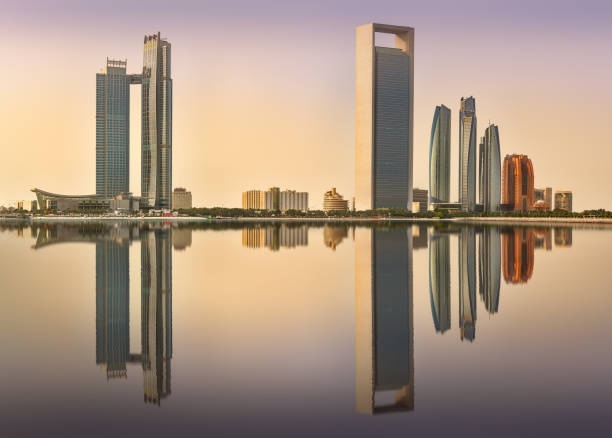 晴れた日のアブダビのスカイラインの眺め (uae) - abu dhabi united arab emirates corniche city ストックフォトと画像