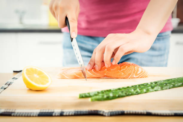 woman preparing sushi in domestic kitchen - sushi japanese culture food domestic kitchen imagens e fotografias de stock