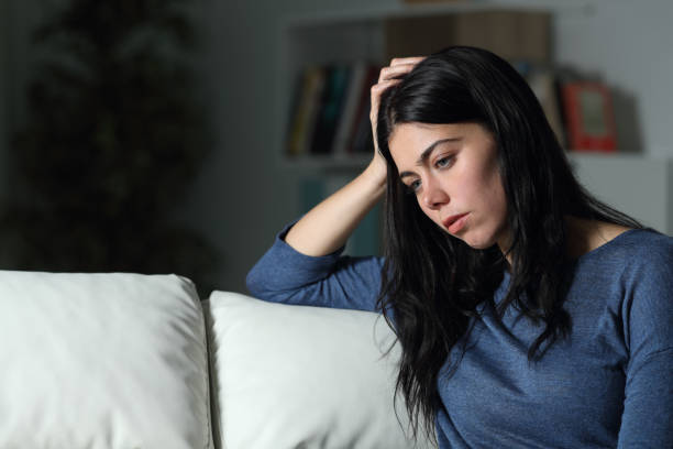 家で夜を見て考える悲しい女性 - teenager dark pensive emotional stress ストックフォトと画像