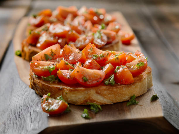 bruschetta em pão de fermento torrado - bruschetta - fotografias e filmes do acervo