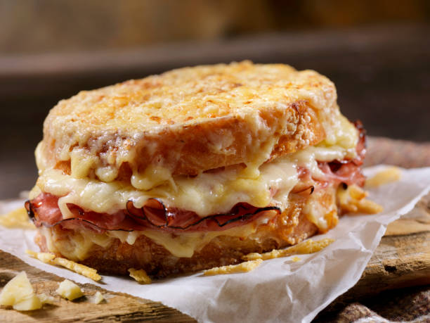 croque monsieur, panino al formaggio alla griglia con prosciutto della foresta nera, gruyere e salsa besciamella - cheese sandwich foto e immagini stock