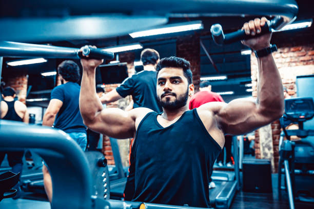 азиатский мышечный человек человек работает в тренажерном зале - flexing muscles men human muscle human arm стоковые фото и изображения