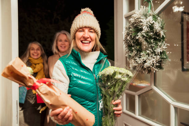 frohe weihnachten! - neighbors at the front door stock-fotos und bilder