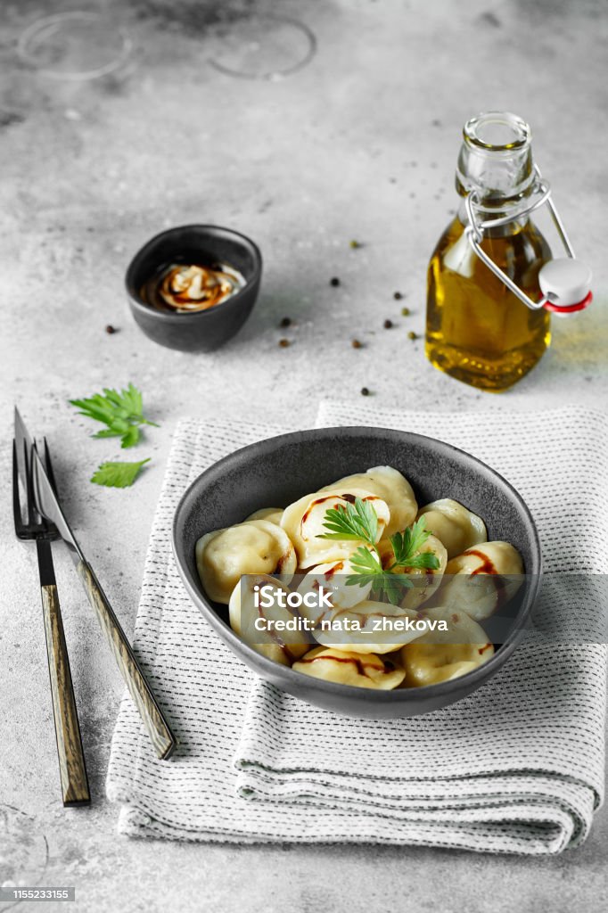고기만 두러시아 펠 메 니 흰 접시에 고기와 라 비올 리 음식 사진 라비올리에 대한 스톡 사진 및 기타 이미지 - 라비올리, 0 ... 고기만 두러시아 펠 메 니 흰 접시에 고기와 라 비올 리 음식 사진 라비올리에 대한 스톡 사진 및 기타 이미지 - 라비올리, 0 ...