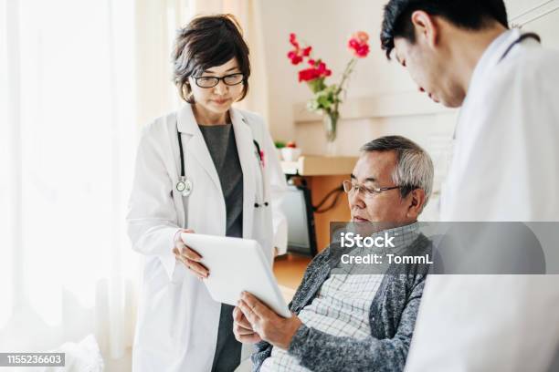 Ärzte Erklären Japanischen Patienten Testergebnisse Stockfoto und mehr Bilder von Arzt