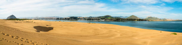 vue panoramique du port de morro bay de sand dunes split, los osos, californie - san luis obispo county photos et images de collection