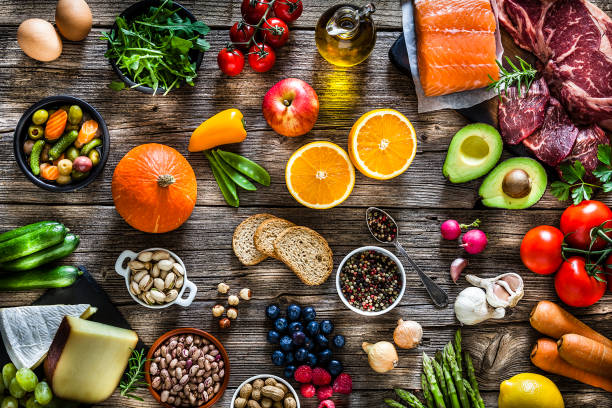 食品の背景: 食品の多種多様で満たされたテーブル - food and drink fruits and vegetables ストックフォトと画像