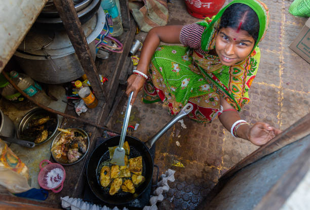 indian rural woman - hausfrau fotos stock-fotos und bilder