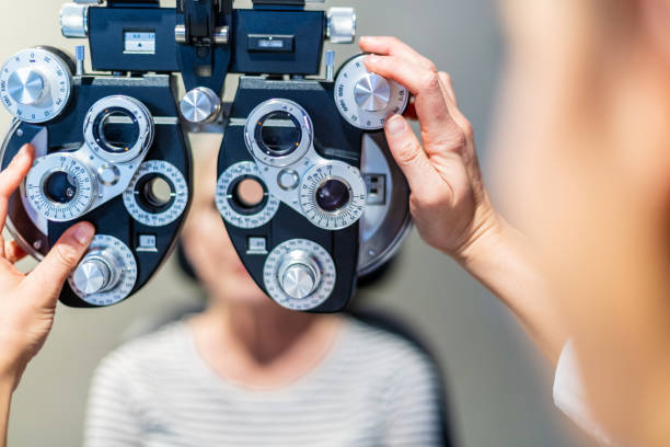 Eye Care Processional en instalaciones de vanguardia utilizando equipos de tecnología ocular - foto de stock
