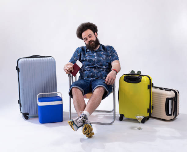 podróżnik i jego najcenniejszy atut - travel suitcase hawaiian shirt people traveling zdjęcia i obrazy z banku zdjęć