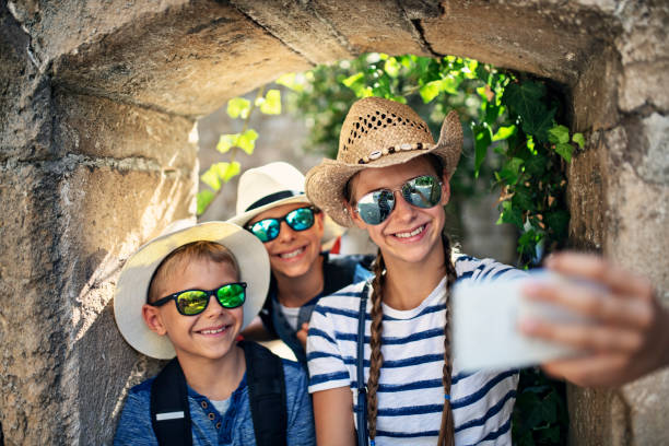 istock Kids tourists making selfie in charming arch 1155268512