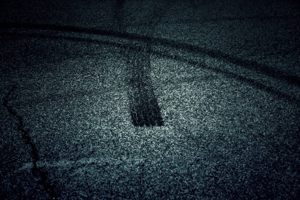 texture de dérive de route - tire track track asphalt skidding photos et images de collection