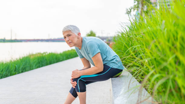 istock Runner sport knee injury. 1155286088