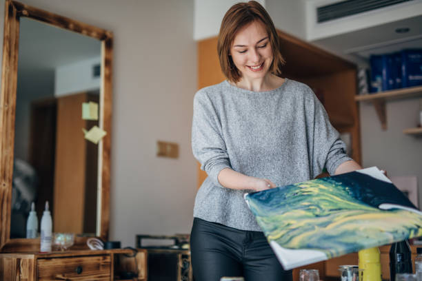 istock Woman painting on canvas 1155289153