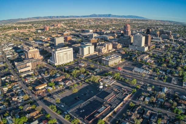 vista aérea de albuquerque, a cidade a mais grande em new mexico - albuquerque new mexico skyline building exterior - fotografias e filmes do acervo