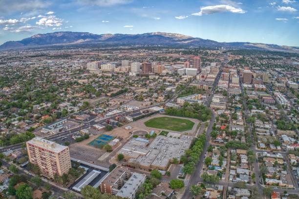 vista aérea de albuquerque, a cidade a mais grande em new mexico - albuquerque new mexico skyline building exterior - fotografias e filmes do acervo