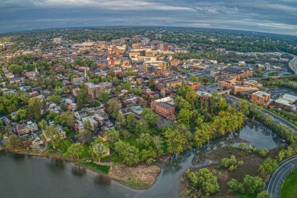 schenectady is a small city in upstate new york on the erie canal - mohawk river fotos imagens e fotografias de stock