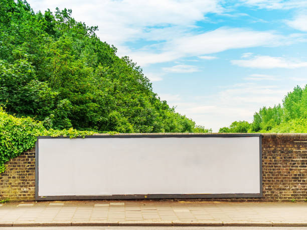 blank billboard - billboard symbol city street imagens e fotografias de stock