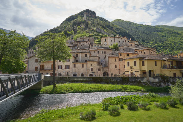 vy över den medeltida staden scheggino i umbrien (italien). - spoleto bildbanksfoton och bilder