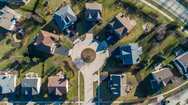 住宅地区のリバティビルのドローン空中写真の上のトップビュー、バーノンヒルズ、シカゴ、イリノイ州。 - chicago aerial ストックフォトと画像