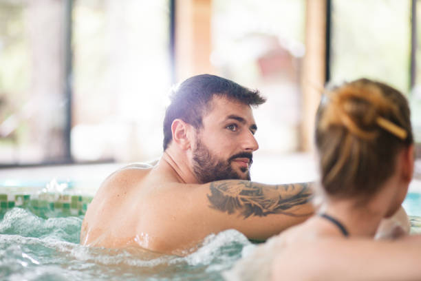 homme détendant dans la piscine d’hydro massage au spa - hidromassage inside of wet luxury photos et images de collection
