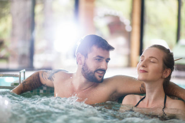 couples détendant dans le bain à remous au spa - hidromassage inside of wet luxury photos et images de collection