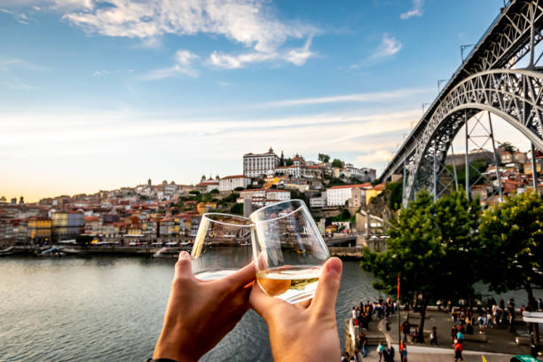 acople o brinde com o rio de douro e o porto no fundo no por do sol. - horizontal personal perspective cityscape urban scene - fotografias e filmes do acervo