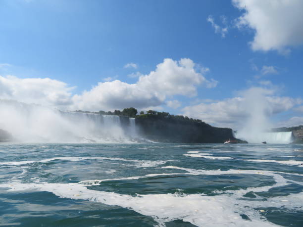 frothy primer plano de agua con las cataratas del niágara y barco turístico en el fondo - water waterfall sky seascape fotografías e imágenes de stock