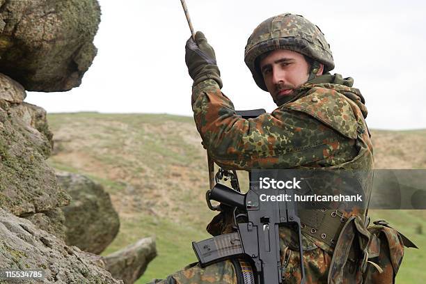 Uzbrojone Military Alpinist Wiszące Na Lina - zdjęcia stockowe i więcej obrazów Abseiling - Abseiling, Alpinizm, Amunicja