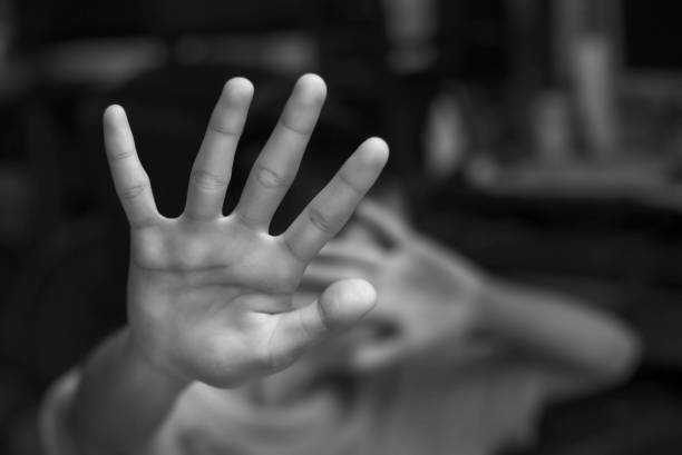 мальчик, показывающий жест stop рукой. - насилие стоковые фото и изображения