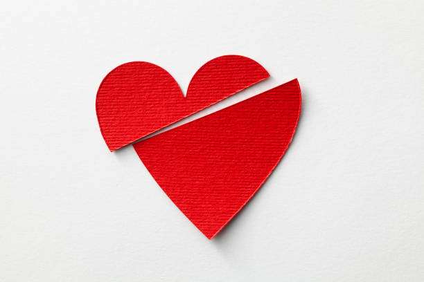 cuore a pezzi. cuore di carta taglio rosso su sfondo bianco. - arrow heart shape isolated on white valentines day foto e immagini stock
