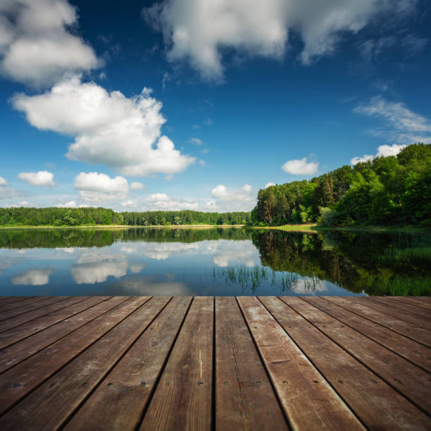 suelo de madera y hermoso lago en el fondo - old plank outdoors selective focus fotografías e imágenes de stock