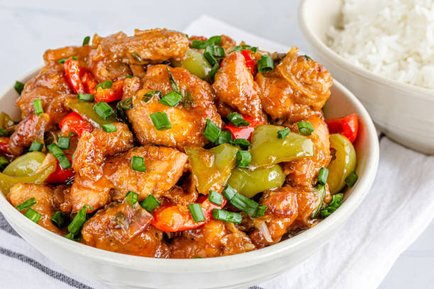 ボウルにご飯と甘酸っぱい鶏肉 - general tao chicken ストックフォトと画像