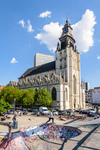 die kirche unserer lieben frau von der kapelle aus dem skatepark des ursulinen-platzes in brüssel, belgien. - skateboard park ramp skateboard graffiti stock-fotos und bilder