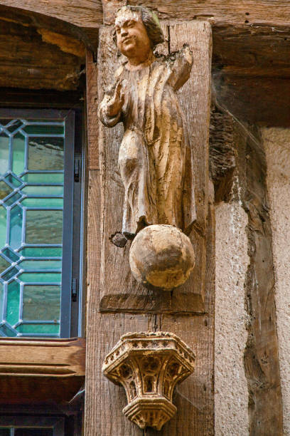 Noyers-sur-Serein. Wood sculptures on wood-paned houses. Yonne, Burgundy-Franche-Comté Shooting of wooden sculpture dating from the fifteenth century on half-timbered houses, zoom 18/135, 200 iso, f 5.6, 1/160 second avallon stock pictures, royalty-free photos & images