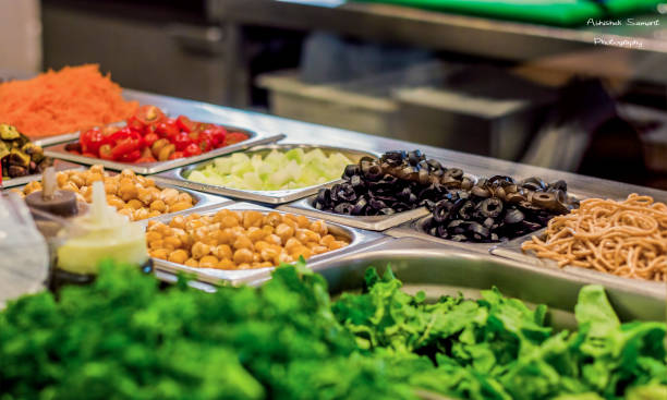 frische veggies - salatbüffet stock-fotos und bilder