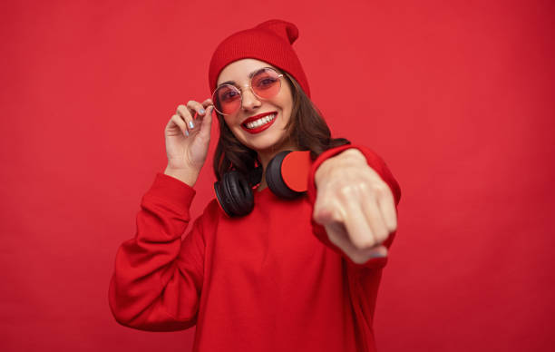 menina brilhante na moda na roupa vermelha que aponta na câmera - top hat audio - fotografias e filmes do acervo