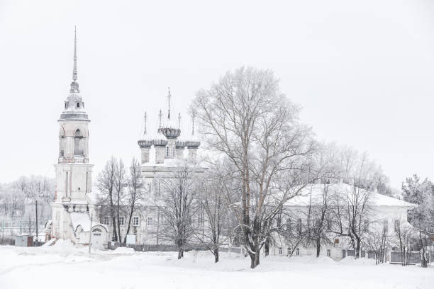 rosyjski zimowy krajobraz z kościołem - candlemass zdjęcia i obrazy z banku zdjęć