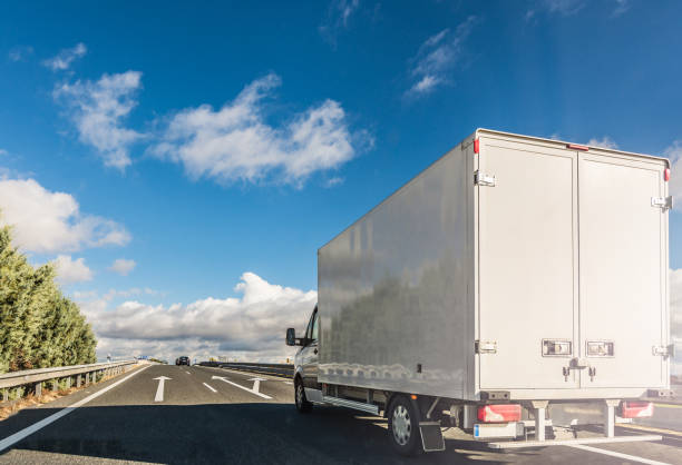 trasporto di merci sulla strada in un piccolo camion - small truck foto e immagini stock
